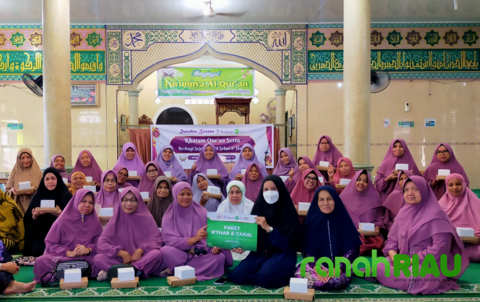 Bersama IZI Riau, Majelis Taklim Salimah Pekanbaru dan Pengurus Masjid Raya Irham Mengadakan Kegiatan berbagi Sejuta Takjil